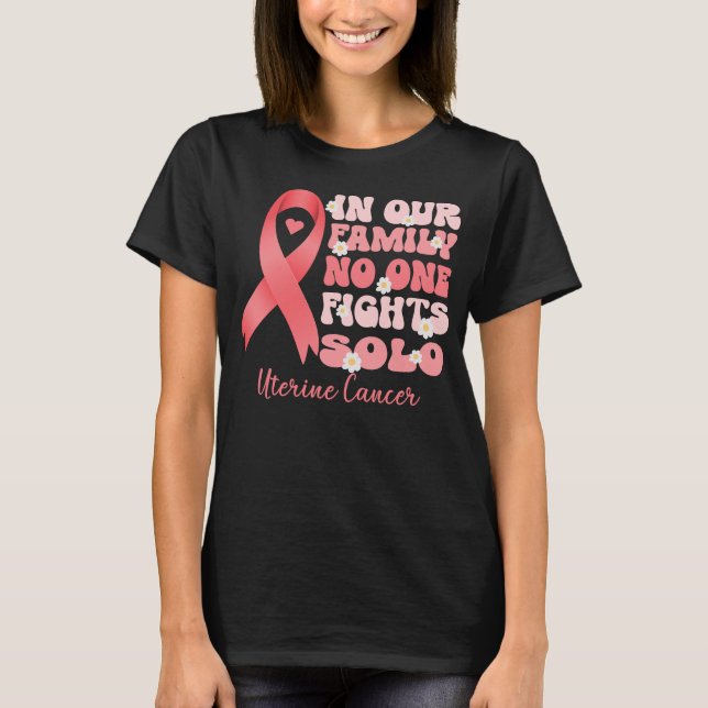 Camiseta em nossa família ninguém luta contra o cancer uter (Frente)