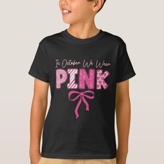 Camiseta Em outubro, Vestimos a consciência cor-de-rosa sob (Frente)