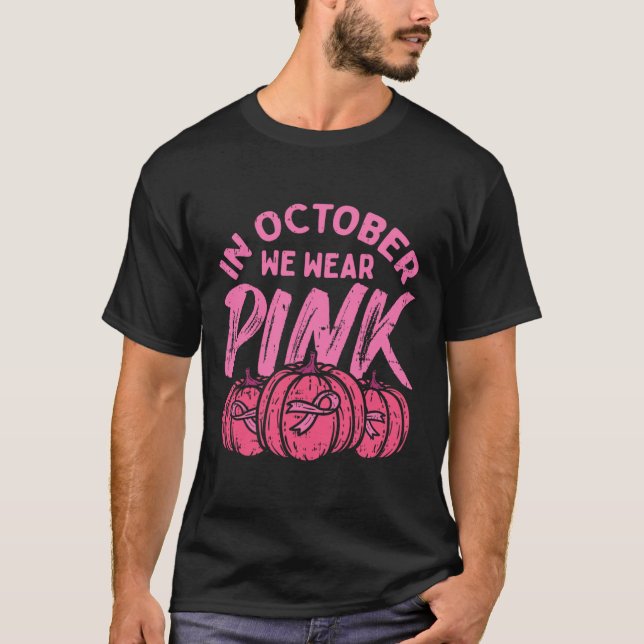 Camiseta Em outubro Vestimos Pumpkin Rosa Halloween Mama C (Frente)