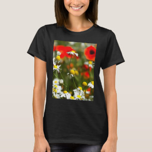 Camiseta Em Um Campo De Poppies Ser Uma Pintura Acrílica Da