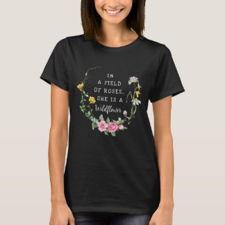 Camiseta Em um campo de Rosas, ela é uma botânica
