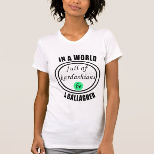 Camiseta em um cheio mundial de kardashians ser um galagher