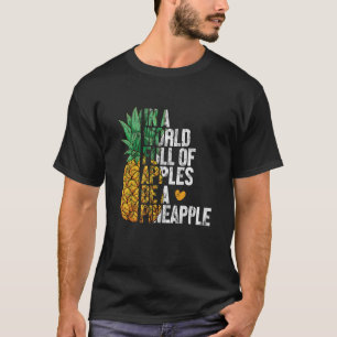 Camiseta Em um cheio Mundial de Maçãs seja uma abacaxi