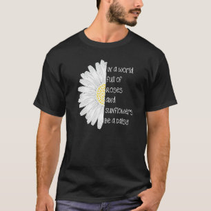 Camiseta Em Um Cheio Mundial De Rosas E Girassóis Seja Uma