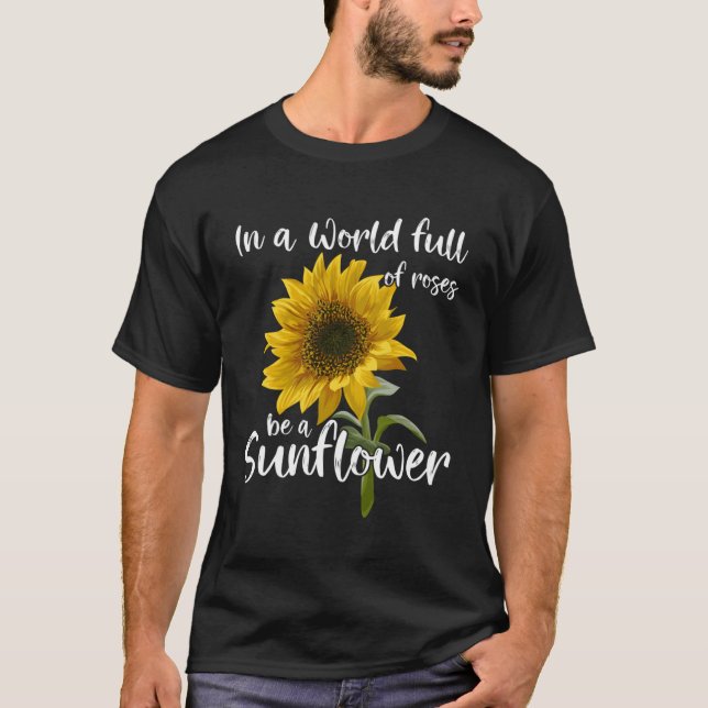 Camiseta Em Um Cheio Mundial De Rosas Ser Um Girassol (Frente)