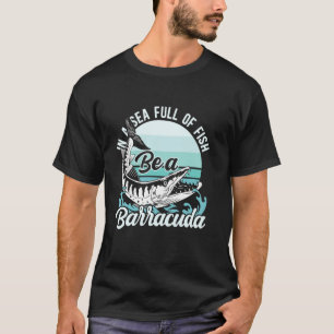 Camiseta Em Um Mar Cheio De Peixes Seja Um Barracuda Pesca