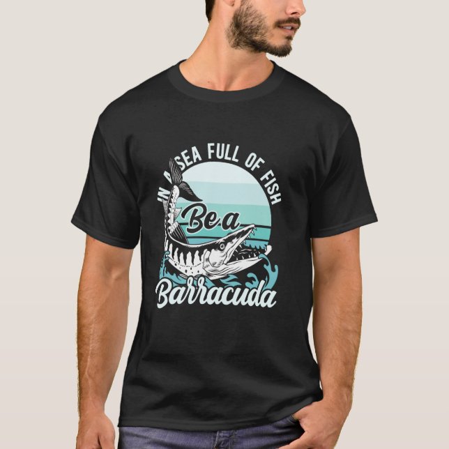Camiseta Em Um Mar Cheio De Peixes Seja Um Barracuda Pesca  (Frente)