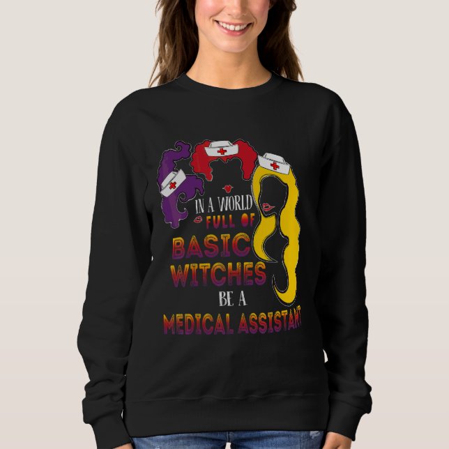 Camiseta Em Um Mundo Cheio De Bruxas Básicas Seja Assistent (Frente)