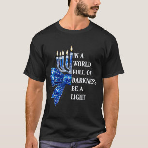 Camiseta Em Um Mundo Cheio De Escuridão Seja Uma Luz Feliz 