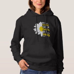 Camiseta Em Um Mundo Cheio De Rosas Seja Uma Margarida
