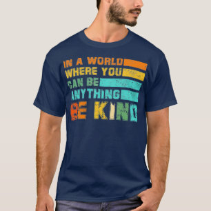 Camiseta Em Um Mundo Onde Você Pode Ser Qualquer Coisa