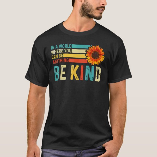 Camiseta Em Um Mundo Onde Você Pode Ser Qualquer Coisa (Frente)