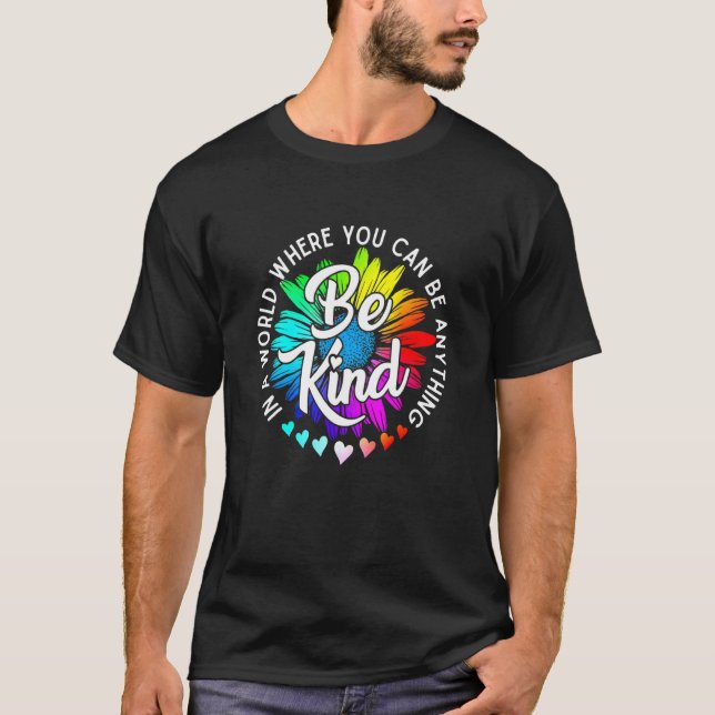 Camiseta Em Um Mundo Onde Você Pode Ser Qualquer Coisa (Frente)