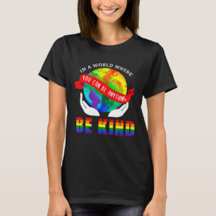 Camiseta Em um mundo onde você pode ser qualquer coisa