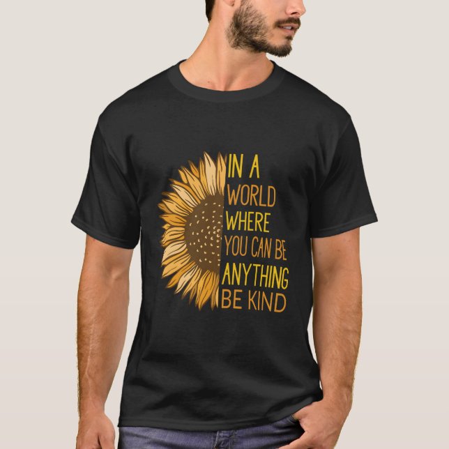 Camiseta Em Um Mundo Onde Você Pode Ser Qualquer Coisa (Frente)