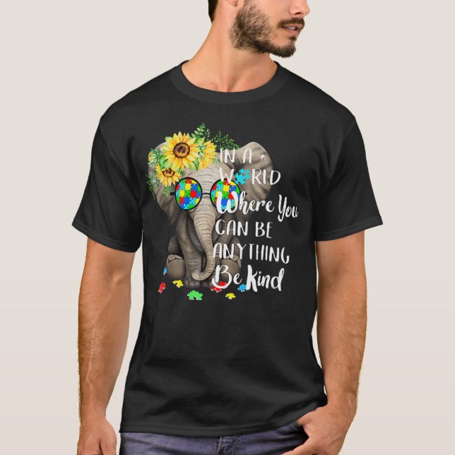 Camiseta Em Um Mundo Onde Você Pode Ser Qualquer Coisa (Frente)