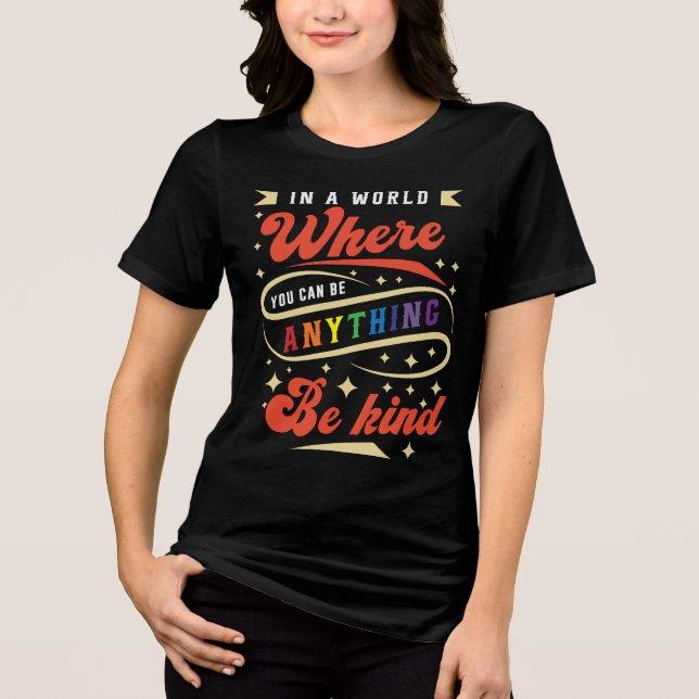 Camiseta Em Um Mundo Onde Você Pode Ser Qualquer Coisa (Frente)