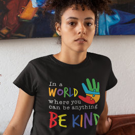 Camiseta Em Um Mundo Onde Você Pode Ser Qualquer Coisa