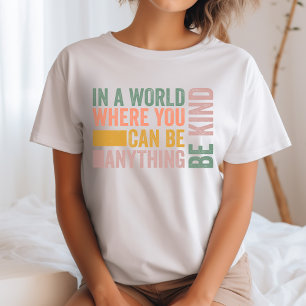 Camiseta Em um mundo onde você pode ser qualquer coisa
