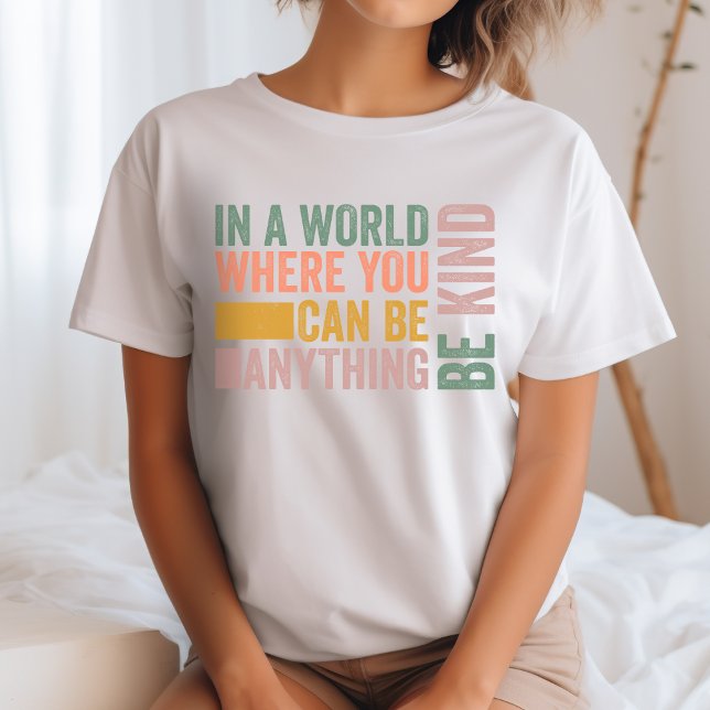 Camiseta Em um mundo onde você pode ser qualquer coisa (Criador carregado)