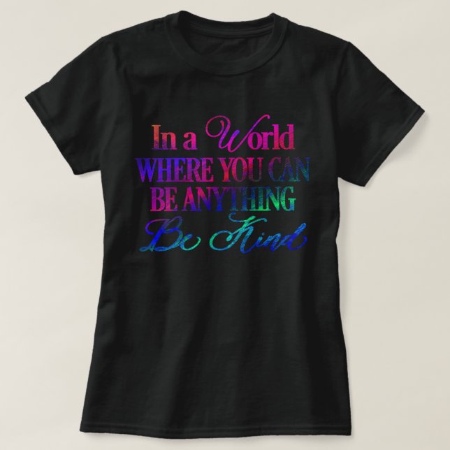 Camiseta Em um mundo onde você pode ser qualquer coisa (Frente do Design)