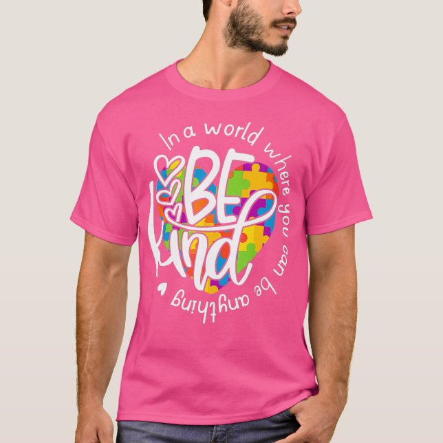 Camiseta Em Um Mundo Onde Você Pode Ser Qualquer Coisa (Frente)