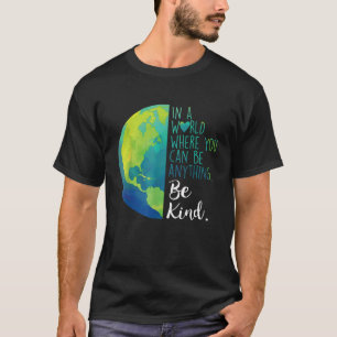 Camiseta Em Um Mundo Onde Você Pode Ser Qualquer Coisa