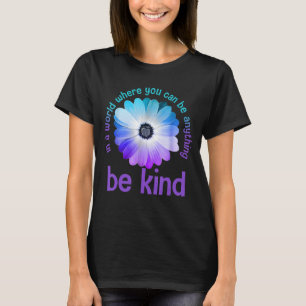 Camiseta Em um mundo onde você pode ser qualquer coisa bond