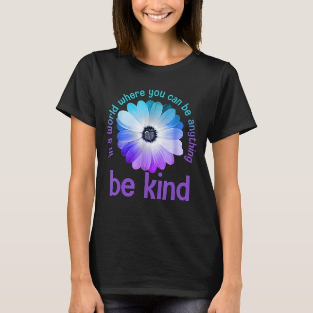 Camiseta Em um mundo onde você pode ser qualquer coisa bond (Frente)