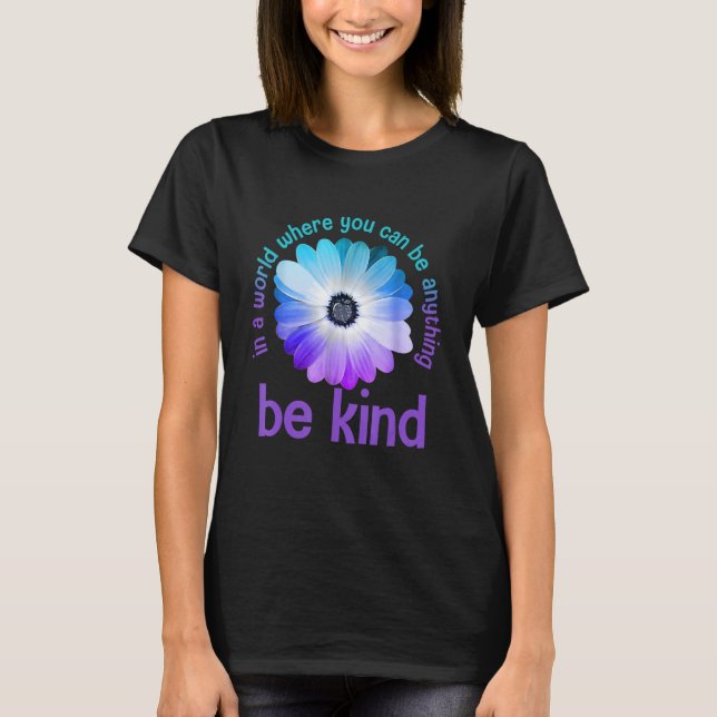 Camiseta Em um mundo onde você pode ser qualquer coisa bond (Frente)