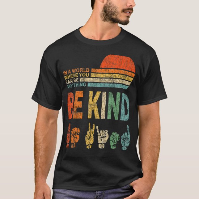 Camiseta Em um mundo onde você pode ser qualquer coisa como (Frente)