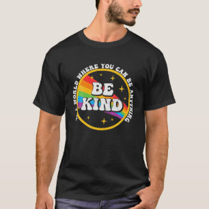 Camiseta Em Um Mundo Onde Você Pode Ser Qualquer Coisa Gay