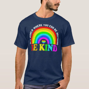 Camiseta Em Um Mundo Onde Você Pode Ser Qualquer Coisa Gay 
