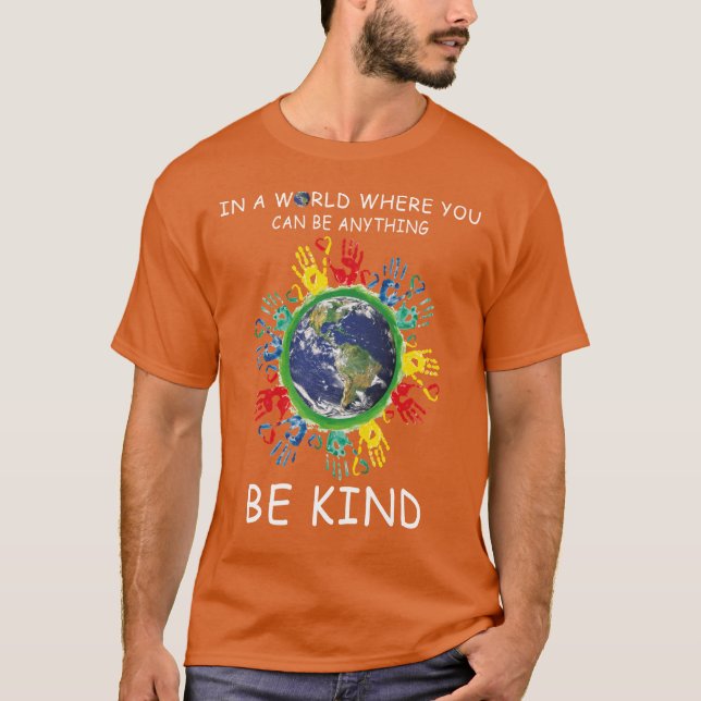 Camiseta em um mundo onde você pode ser qualquer coisa gent (Frente)