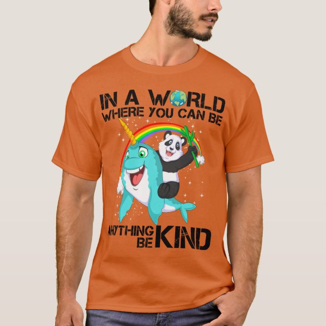 Camiseta em um mundo onde você pode ser qualquer coisa gent (Frente)