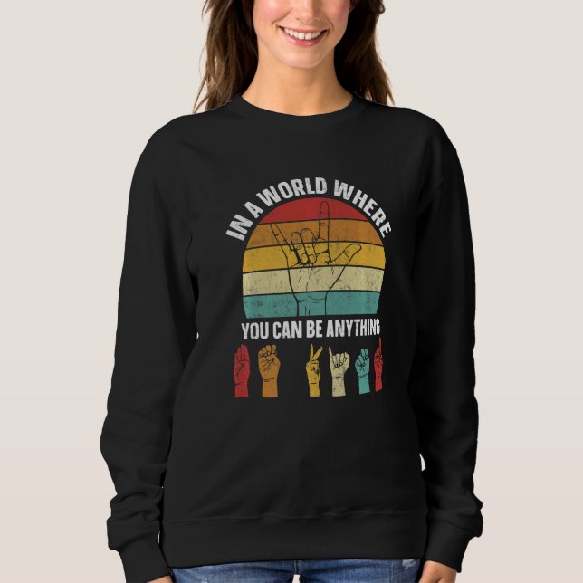 Camiseta Em Um Mundo Onde Você Pode Ser Qualquer Coisa Líng (Frente)