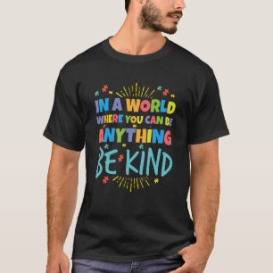Camiseta Em Um Mundo Onde Você Pode Ser Qualquer Coisa Que