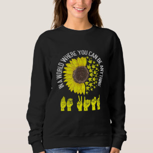 Camiseta Em Um Mundo Onde Você Pode Ser Qualquer Coisa Que 
