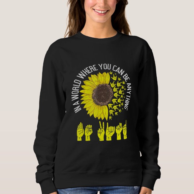 Camiseta Em Um Mundo Onde Você Pode Ser Qualquer Coisa Que  (Frente)