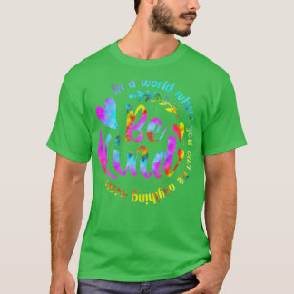 Camiseta Em Um Mundo Onde Você Pode Ser Qualquer Coisa Que 