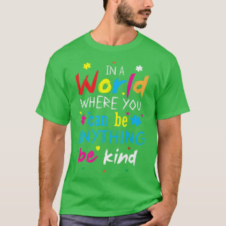 Camiseta Em Um Mundo Onde Você Pode Ser Qualquer Coisa Que