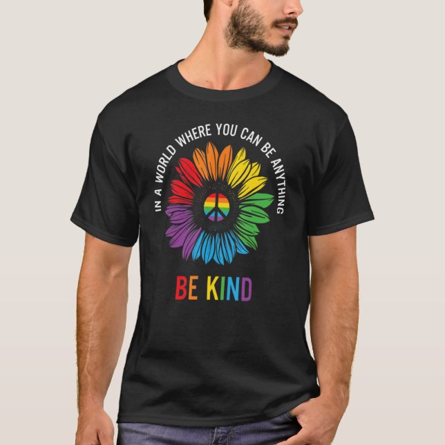 Camiseta Em Um Mundo Onde Você Pode Ser Qualquer Coisa Que  (Frente)