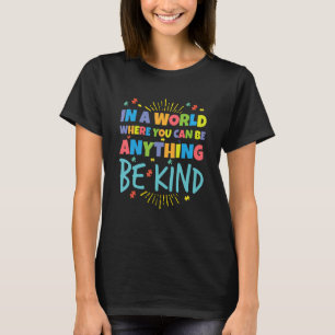 Camiseta Em Um Mundo Onde Você Pode Ser Qualquer Coisa Que