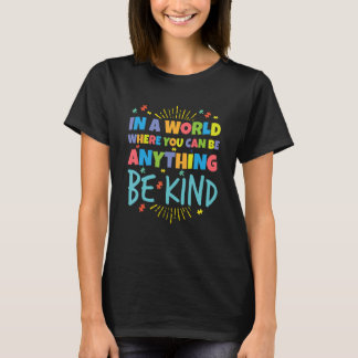 Camiseta Em Um Mundo Onde Você Pode Ser Qualquer Coisa Que