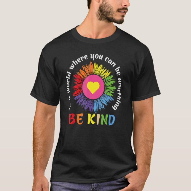 Camiseta Em Um Mundo Onde Você Pode Ser Qualquer Coisa Que  (Frente)