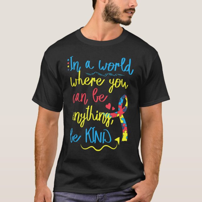 Camiseta Em Um Mundo Onde Você Pode Ser Qualquer Coisa Que  (Frente)