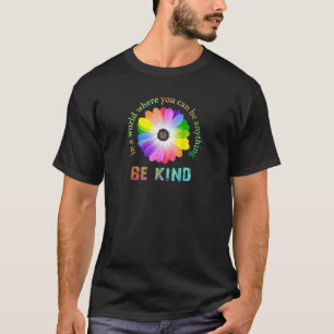 Camiseta Em Um Mundo Onde Você Pode Ser Qualquer Coisa Que