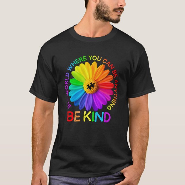 Camiseta Em Um Mundo Onde Você Pode Ser Qualquer Coisa Que  (Frente)