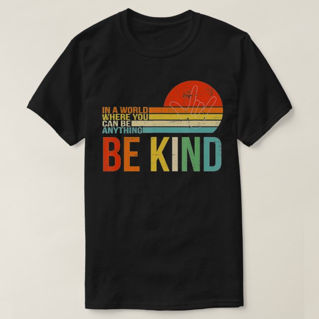Camiseta Em Um Mundo Onde Você Pode Ser Qualquer Coisa Que  (Frente do Design)