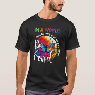 Camiseta Em Um Mundo Onde Você Pode Ser Qualquer Coisa Que